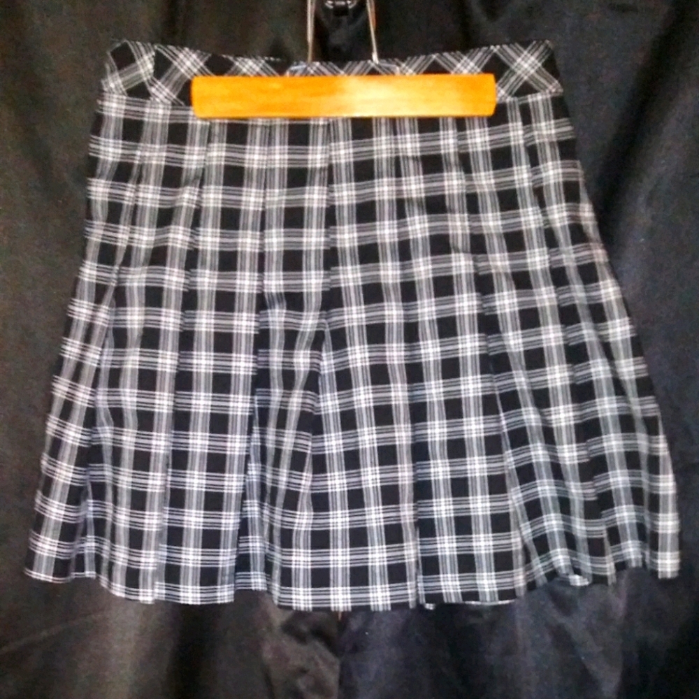 H & M divided skater/ school girl skirt size 6 bla